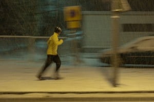 homme qui court dans une tempete de neige